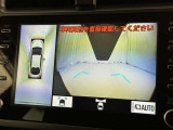 パノラミックビューモニターを装備。駐車場や交差点でクルマを真上から見るように周囲を確認できます。機能の詳細は販売店スタッフまでおたずねください。