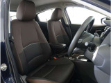 【清潔感のある運転席&助手席】隅々までクリーニングの行き届いた運転席&助手席。目立ったシミや汚れ等もございません。快適なドライブをどうぞ。