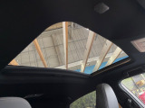 【サンルーフ】開放感たっぷりの希少装備、サンルーフが装着されています!車内に明かりを取り入れたり景色を楽しむ以外にも、車内の空気も簡単に換気できて快適です!