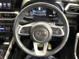 インテリアに合わせたデザインのステアリングは、運転される方のことも考え、運転しやすい形状、大きさです。是非一度、実際に触ってお確かめください。