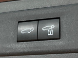 【パワーバックドア】スマートキーや運転席のボタンを押すだけでリアゲートが自動で開閉します!荷物を持っている時や、高い位置にあるバックドアを閉める際に便利な機能です♪