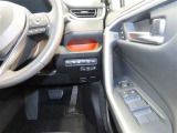 電動格納式ミラーです。ボタン一つで開閉できるのですれ違い時や駐車時に便利です!
