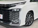 【LEDヘッドライト】悪天候や夜間走行時も良好な視界を確保し安心して運転できる高輝度LEDヘッドライトを装備!点灯速度が早く、消費電力も抑えられています。