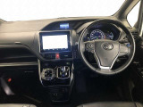 シンプルながら機能性あふれる運転席廻りです。視界性もよく、運転しやすいですよ。