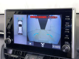 パノラミックビューモニターを装備。駐車場や交差点でクルマを真上から見るように周囲を確認できます。機能の詳細は販売店スタッフまでおたずねください。