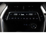 運転席と助手席、それぞれ温度調節ができ、オールシーズン快適なオートエアコンとなっております!