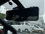 スマートルームミラー:車両後方にあるカメラの映像を映し出します。乗員・ヘッドレスト・荷物などでさえぎられがちな後方視界をクリアに保ちます。