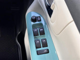 【電動格納ミラー】運転席のスイッチで、ドアミラーの開閉や角度の調整ができます。