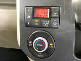 【オートエアコン】一度お好みの温度に設定すれば、車内の温度を検知し風量や温度を自動で調整。暑い&hellip;寒い&hellip;と何度もスイッチ操作をする必要はありません。快適な車内空間には必須の機能ですね♪