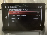 ハンドル操作をアシストすることにより車線からの逸脱回避を支援します。