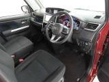 シンプルで使いやすいデザインの運転席です。