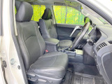 運転席まわりには十分なスペースがあり、大柄な方でもゆったり運転していただける環境です。