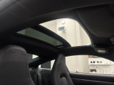 チルト/スライド式搭載で空気の入れ替えができたり、自然光が入るので車内が明るくなり気持ちよくドライブができます。