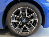 BMWの純正アロイホイールは軽量かつ強度にも優れているホイールで走行性能を引き上げる設計になっております。足元にもBMWは妥協がなくこだわっている個所になります。