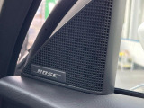 【BOSEサウンドシステム】メーカーオプションの高品位サウンドシステムを搭載。専用のチューニングが施された大小様々なスピーカーから良質なサウンドが奏でられ、臨場感あふれる音響空間を演出します。