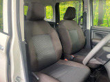 運転席まわりには十分なスペースがあり、大柄な方でもゆったり運転していただける環境です。