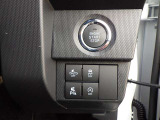 プッシュスタートボタンの画像です。スマートキーを携帯さえしていれば、キーを探さなくてもお車の始動が出来て便利です!