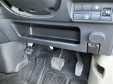駐車ブレーキは足踏み式です