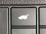 【パワーバックドア】スマートキーや運転席のボタンを押すだけでリアゲートが自動で開閉します!荷物を持っている時や、高い位置にあるバックドアを閉める際に便利な機能です♪