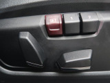 【メモリー機能付きパワーシート】運転手が代わってもボタン一つで設定ポジションに。常にご自身のドライブ設定が整います。