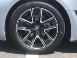 BMW純正18インチホイール。洗練されたデザインで、足元の個性を引き立てます。