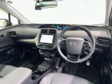 運転席まわりです。 各操作スイッチは使いやすい位置に配置されてます。