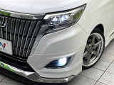 【LEDヘッドライト】悪天候や夜間走行時も良好な視界を確保し安心して運転できる高輝度LEDヘッドライトを装備!点灯速度が早く、消費電力も抑えられています。