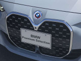 左右のキドニー・グリルの中心にはBMWのエンブレムが鎮座し、個性を放つデザイン性を兼ね備えました。