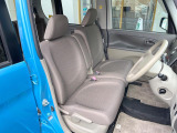 運転席まわりには十分なスペースがあり、大柄な方でもゆったり運転していただける環境です。