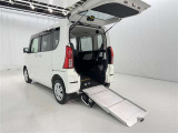ワンタッチでスムーズな操作!車いす乗車だけでなく、日常の使いやすさも大切にした、家族みんなにとって便利なスロープです。