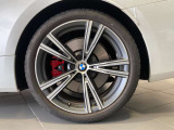 BMWの純正アロイホイールは軽量かつ強度にも優れているホイールで走行性能を引き上げる設計になっております。足元にもBMWは妥協がなくこだわっている個所になります。