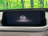 【マツダコネクト】車内の雰囲気にマッチした一体型タイプのディスプレイ。各種車輌設定やBluetooth再生等、様々な機能が楽しめます。専用SDカードのご購入で、ナビ機能も使用出来ます。