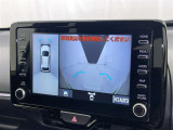 パノラミックビューモニターを装備。駐車場や交差点でクルマを真上から見るように周囲を確認できます。機能の詳細は販売店スタッフまでおたずねください。