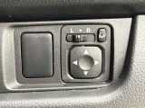 【電動格納ミラー】サイドミラーは電動格納式となっており、狭い駐車場でもキズがつくリスクを抑えられます。