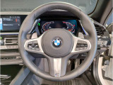 BMWのステアリングはドライバーと車体が一体感に感じれるような操作性を実現しております。また、握りやすさや操作性を向上するためにスイッチ類も配置されております。