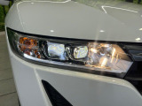 【LEDヘッドライト】悪天候や夜間走行時も良好な視界を確保し安心して運転できる高輝度LEDヘッドライトを装備!点灯速度が早く、消費電力も抑えられています。