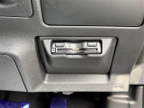 【ETC】有料道路を利用する際に料金所で停止することなく通過できる、ETC車載器(ノンストップ自動料金収受システム機器)が装備されています。セットアップを行うことで利用可能になります。