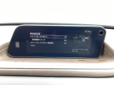 スマートブレーキサポート(SBS)は、マツダの先進安全技術「i-ACTIVSENSE」の一つで、高速走行時(約15km/h以上)に前方の車両や障害物との衝突の危険性を検知し、自動ブレーキで回避・被害軽減するシステムです。