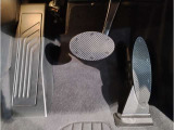 【ペダル】BMWはオルガン式アクセルペダルを採用しています。踏み込む足とペダルが同じ軌跡を描くため、かかとがずれにくく、アクセルコントロールがよりしやすくなるメリットがあります。