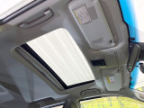 【サンルーフ】開放感たっぷりの希少装備、サンルーフが装着されています!車内に明かりを取り入れたり景色を楽しむ以外にも、車内の空気も簡単に換気できて快適です!