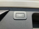【パワーテールゲート】ボタン操作でテールゲートが開閉です。両手が荷物で塞がっていても、スムーズに開閉を行えます。