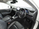シンプルで使いやすいデザインの運転席です。