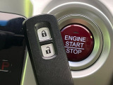 【Hondaスマートキー】カバンやポケットに入れたままでもドアの施錠・解錠が可能なスマートキーを装備。エンジンのオン・オフ時もカギを取り出す必要が無いからとっても便利です♪