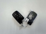 スマートキーをバッグやポケットに携帯していればキーを取り出さなくても乗り込めるので、重い荷物を持っている時や急いでる時などにとても便利で重宝です。最近のリレーアタックでの盗難には、ご注意ください。