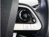 ステアリングスイッチ付き。前方から目を離すことなく操作することが可能です。