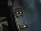 運転席ドアのパワーウィンドウスイッチ。後席の窓には開閉機能がありません。