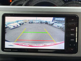 【バックモニター】後方の障害物や歩行者を確認できるバックモニター。狭い駐車場や混雑した場所でも安心して車を操作できます。