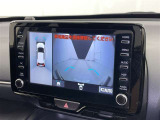 パノラミックビューモニターを装備。駐車場や交差点でクルマを真上から見るように周囲を確認できます。機能の詳細は販売店スタッフまでおたずねください。