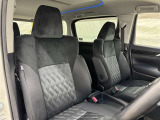 高いホールド性で運転姿勢が安定します。長距離ドライブでも疲れにくいのが魅力です。