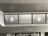 【ステアリングヒーター】冬場に冷たくなりやすい革巻きステアリングを、スイッチ一つで素早く適温に!エアコンよりも早く温まってくれるので、寒い日の運転も快適になりますね♪